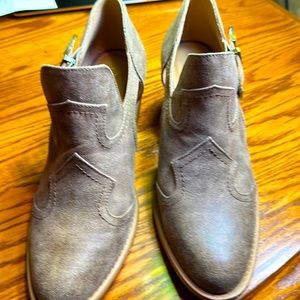 Quips ankle boots size 8 1/2